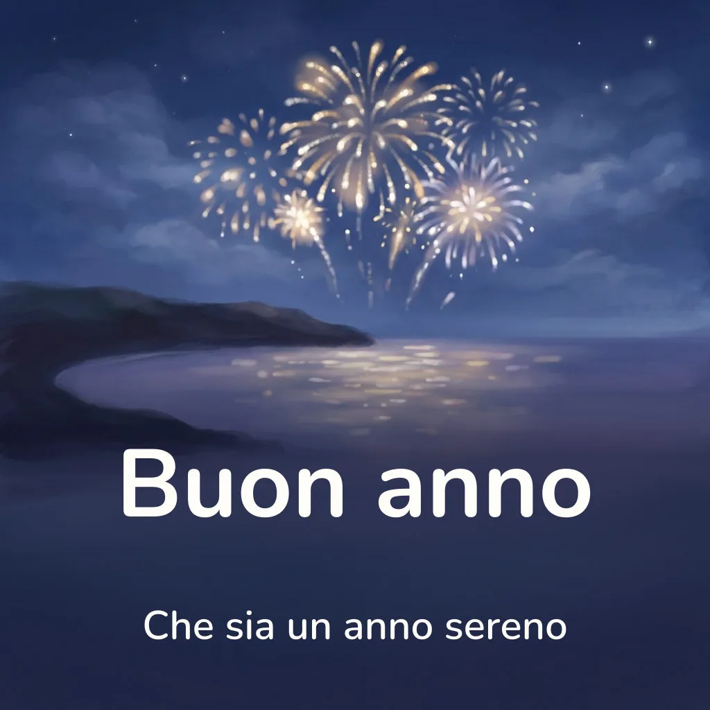 Immagine di buon anno: fuochi d’artificio dorati alti sopra una baia scura a mezzanotte, con la luce riflessa nell’acqua immobile, con la scritta «Buon anno» e «Che sia un anno sereno»