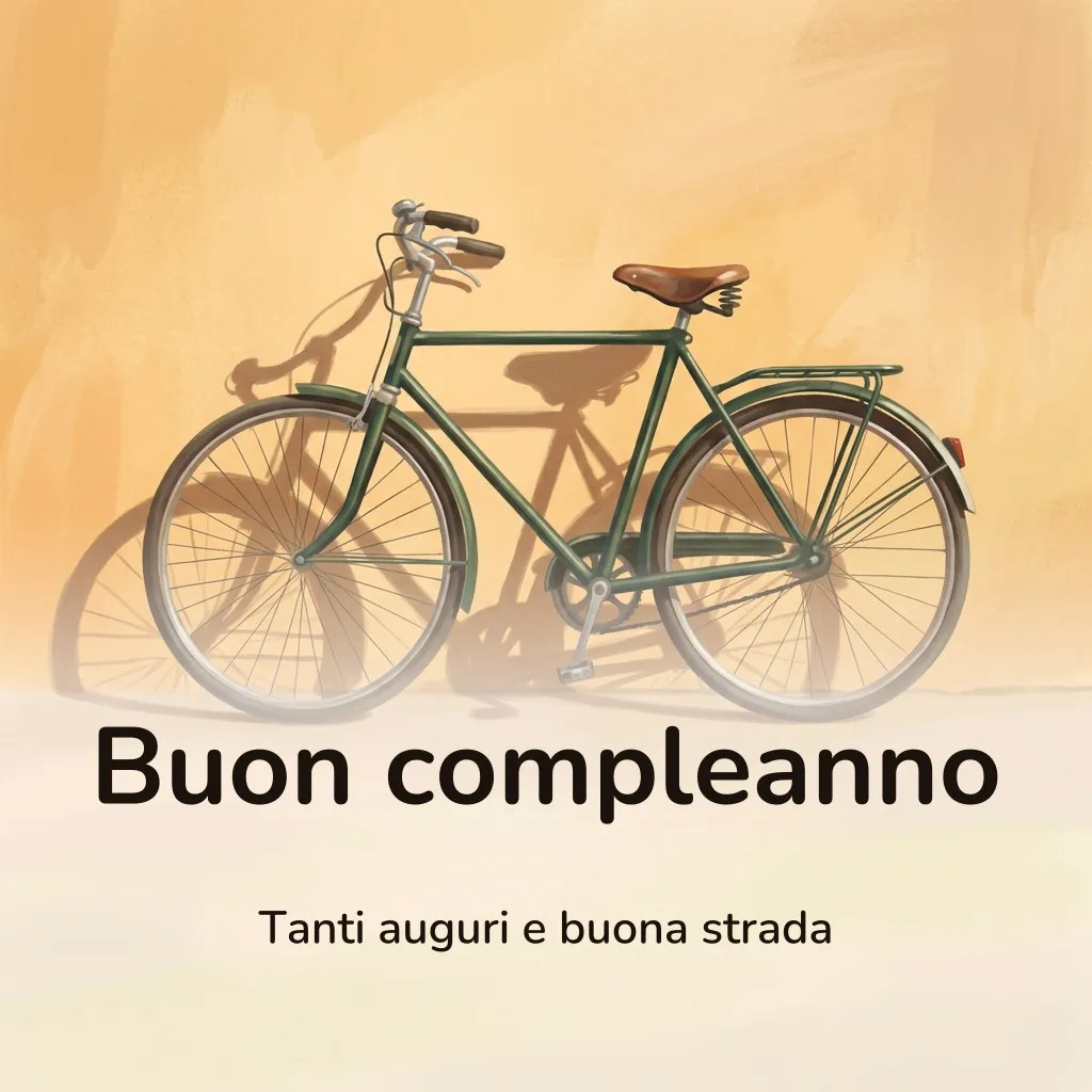 Immagine di buon compleanno con bicicletta: bicicletta d’epoca dal telaio verde scuro con sella di cuoio, appoggiata a un muro giallo ocra al sole, con la sua lunga ombra sul muro, con la scritta «Buon compleanno» e «Tanti auguri e buona strada»
