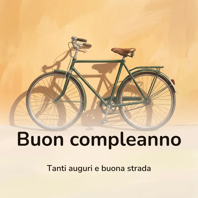 Immagine di buon compleanno con bicicletta: bicicletta d’epoca dal telaio verde scuro con sella di cuoio, appoggiata a un muro giallo ocra al sole, con la sua lunga ombra sul muro, con la scritta «Buon compleanno» e «Tanti auguri e buona strada»