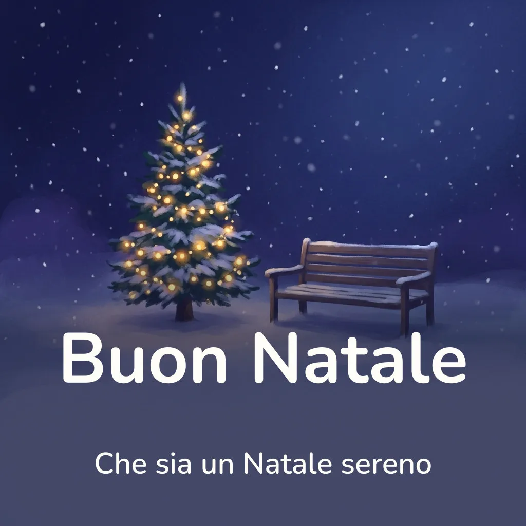 Immagine di buon Natale: un abete in un giardino innevato di notte, con lucine dorate accese, la neve che scende piano e una panchina di legno accanto, con la scritta «Buon Natale» e «Che sia un Natale sereno»