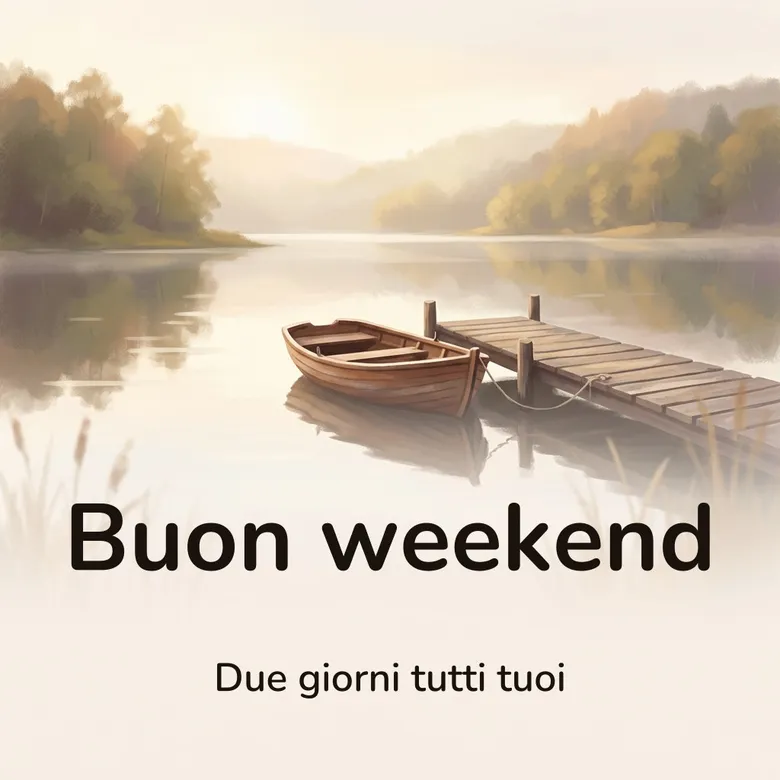 Immagine di buon weekend: una piccola barca a remi di legno ormeggiata accanto a un pontile su un lago immobile al mattino, con canne in primo piano e colline boscose nella foschia, con la scritta «Buon weekend» e «Due giorni tutti tuoi»