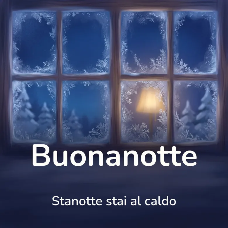 Immagine di buonanotte d’inverno: finestra coperta di cristalli di gelo con la luce calda della lampada dall’interno e la notte blu fuori, con la scritta «Buonanotte» e «Stanotte stai al caldo»