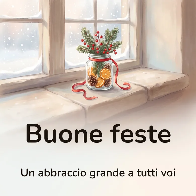 Immagine di buone feste: un vasetto di vetro con rametti di abete, bacche rosse, fette d’arancia essiccate e pigne, chiuso da un nastro rosso, su un davanzale di pietra chiara, con la neve che scende dietro i vetri, con la scritta «Buone feste» e «Un abbraccio grande a tutti voi»